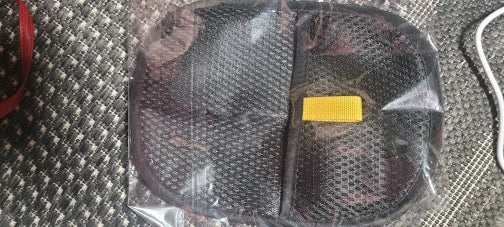 Foto de un comprador con el guante quitapelos
