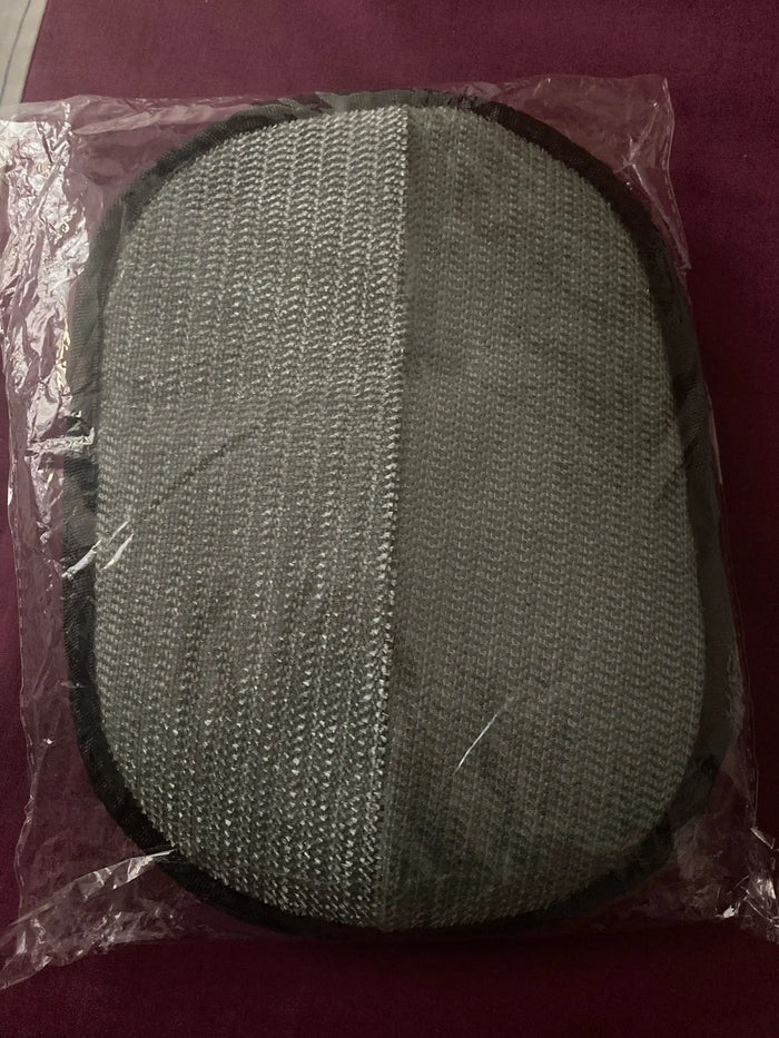 Foto de un comprador con el guante quitapelos