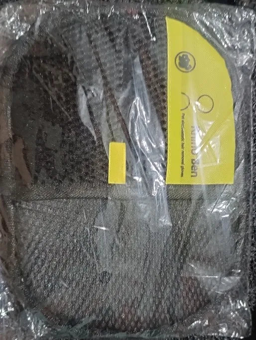 Foto de un comprador con el guante quitapelos